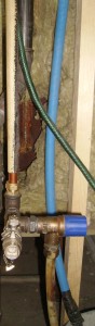 Vandpåfyldning og sikkerhedsventil m/afløb forbundet med nederste vekslers (radiator) retur