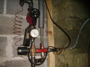 2) Jeg har nu endelig fået monteret min Alpha2 pumpe til at trække gulvvarmen og den kører pt med 6W, hvilket er ganske fint for elregningen!